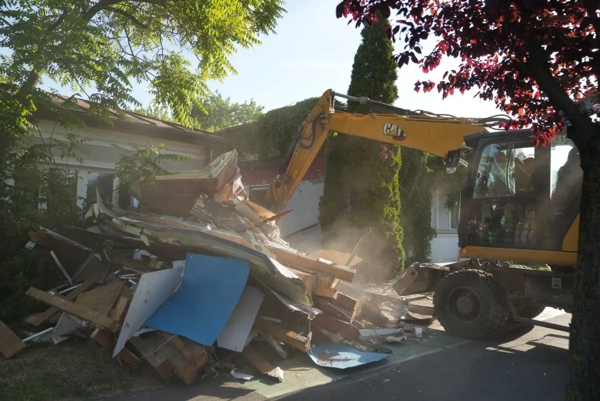 Primăria demolează noi construcții de pe malul Begăi. Peste 2.000 mp vor deveni parc și zonă de sport