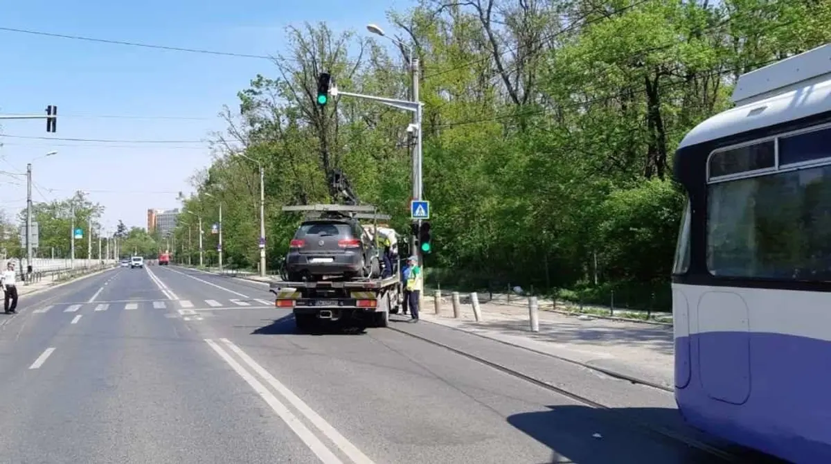 STPT avertizează: șoferii care blochează tramvaiele vor plăti daune în instanță