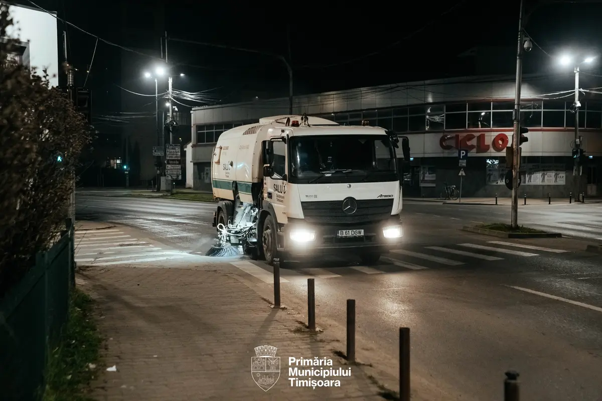 FOTO | Curățenie pe timp de noapte în Timișoara: utilajele de salubrizare spală străzile după lăsarea serii