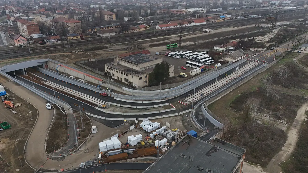 Trafic rutier deschis, în condiții de șantier, prin Pasajul Solventul 