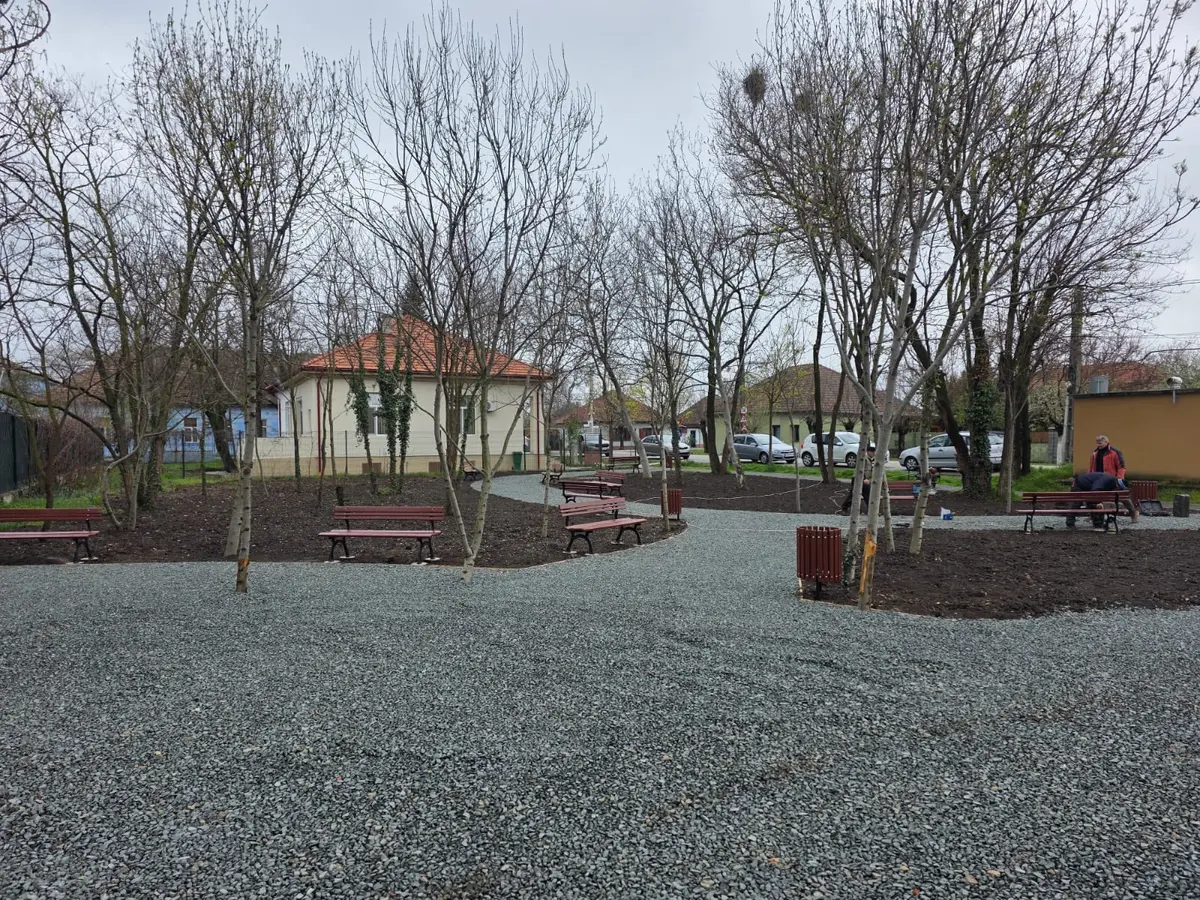 FOTO| Spațiu abandonat transformat în loc de întâlnire: proiect prin bugetare participativă finalizat în Ciarda Roșie