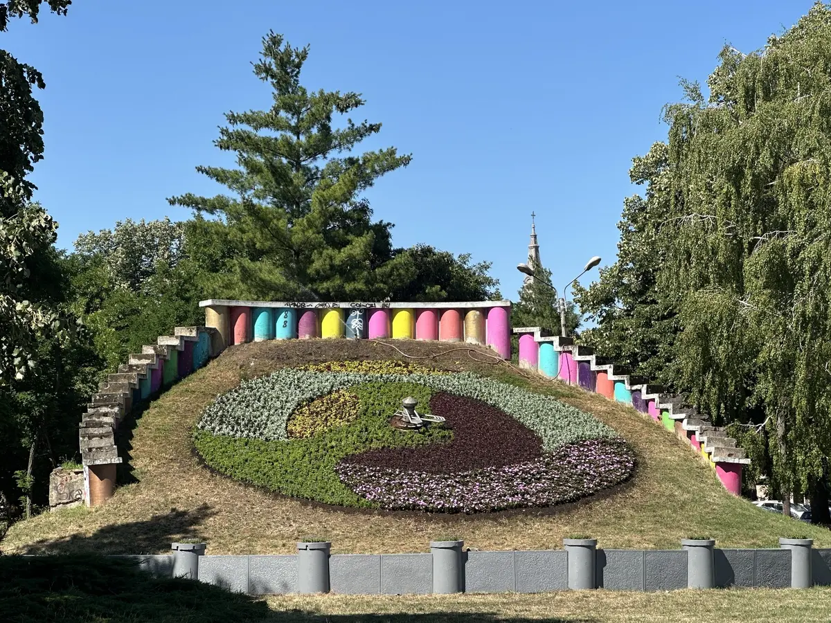 Ceasul floral din Timișoara, reîmprospătat cu mii de flori cultivate local