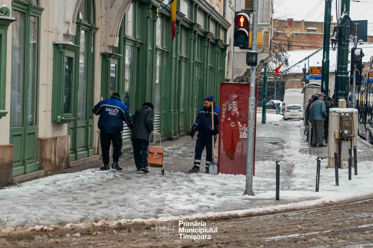 Acțiunile de deszăpezire sunt în desfășurare în Timșoara: peste 50 de tone de material antiderapant, împrăștiate în oraș
