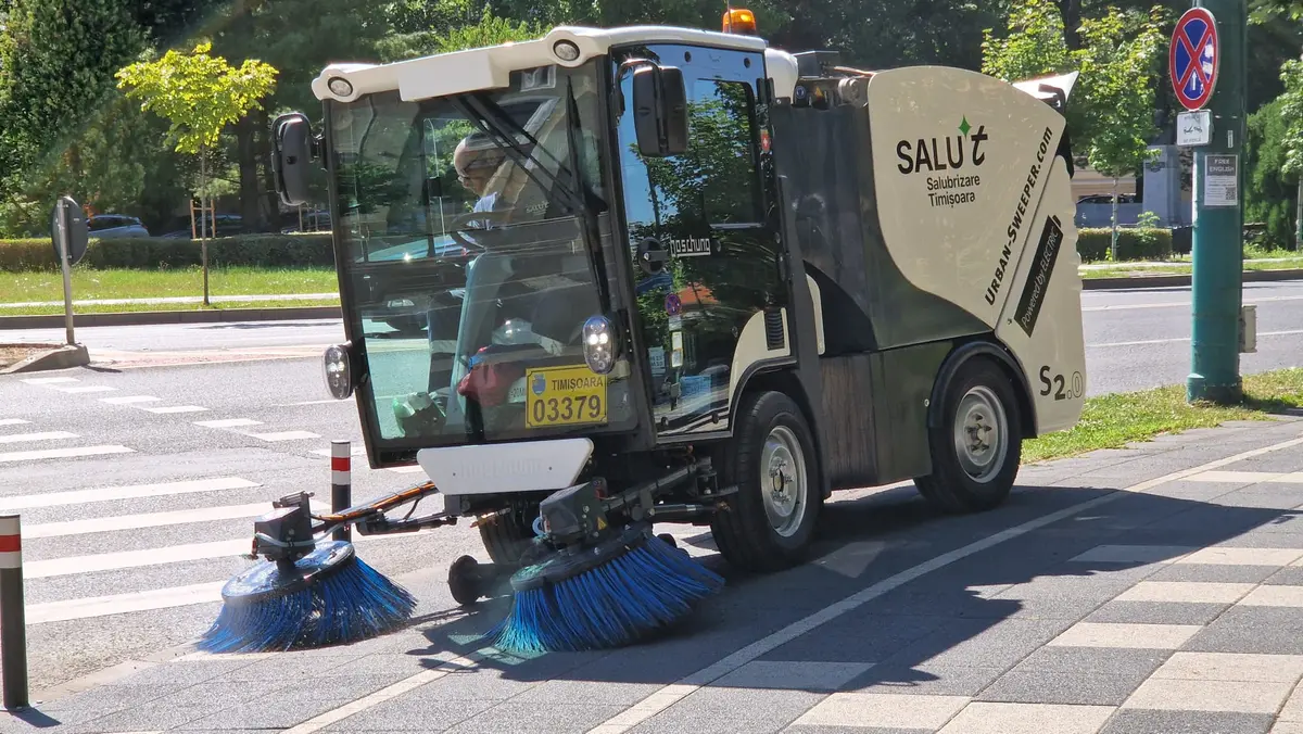 Salubrizarea stradală în Timișoara: de la mături de nuiele, la aspiratoare electrice inteligente