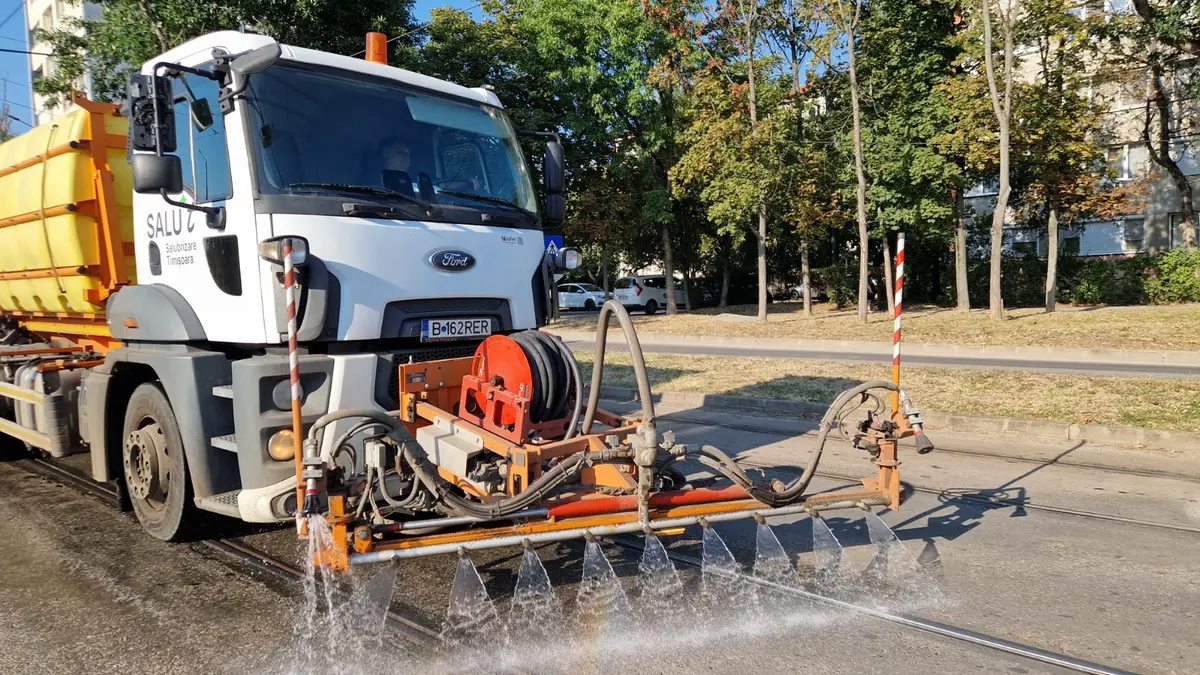 VIDEO | Canicula pune presiune pe infrastructura orașului. SaluT stropește șinele de tramvai și carosabilul din Timișoara