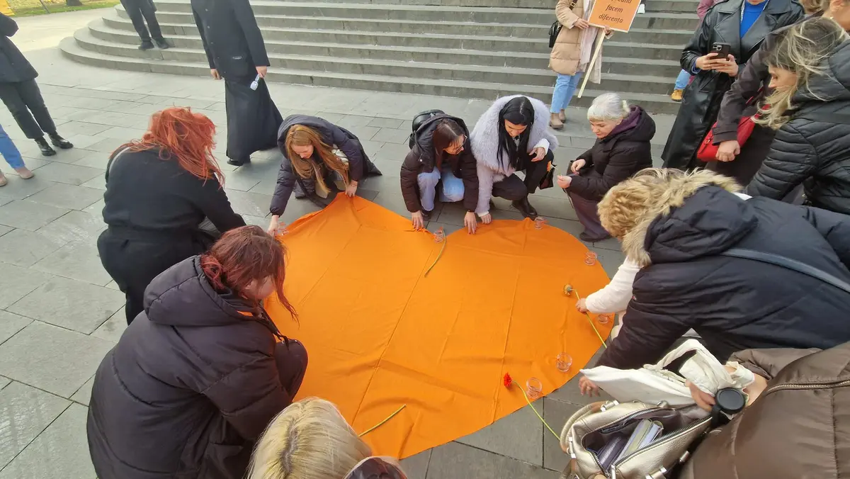 Sute de timișoreni au marșat împotriva violenței asupra femeilor: „Ridică vocea, nu mâna”