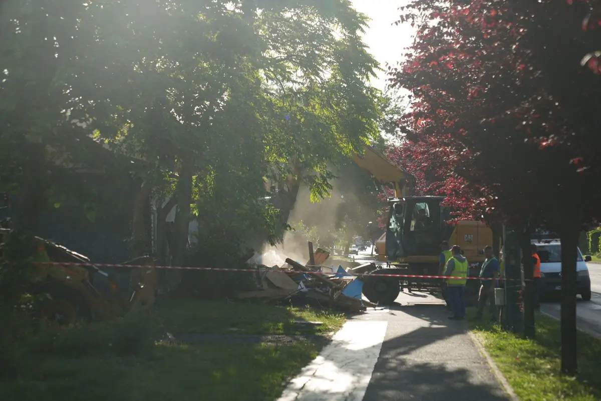 Primăria demolează noi construcții de pe malul Begăi. Peste 2.000 mp vor deveni parc și zonă de sport