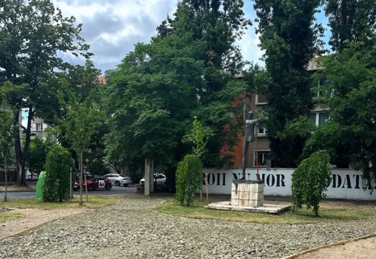 Parcul în care se află Monumentul Învingătorului intră în reabilitare. Horticultura reface aleile și spațiile verzi