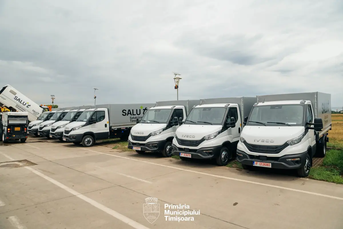 FOTO | SaluT își extinde flota cu opt autoutilitare noi. Colectarea coșurilor stradale va fi mai rapidă în tot orașul