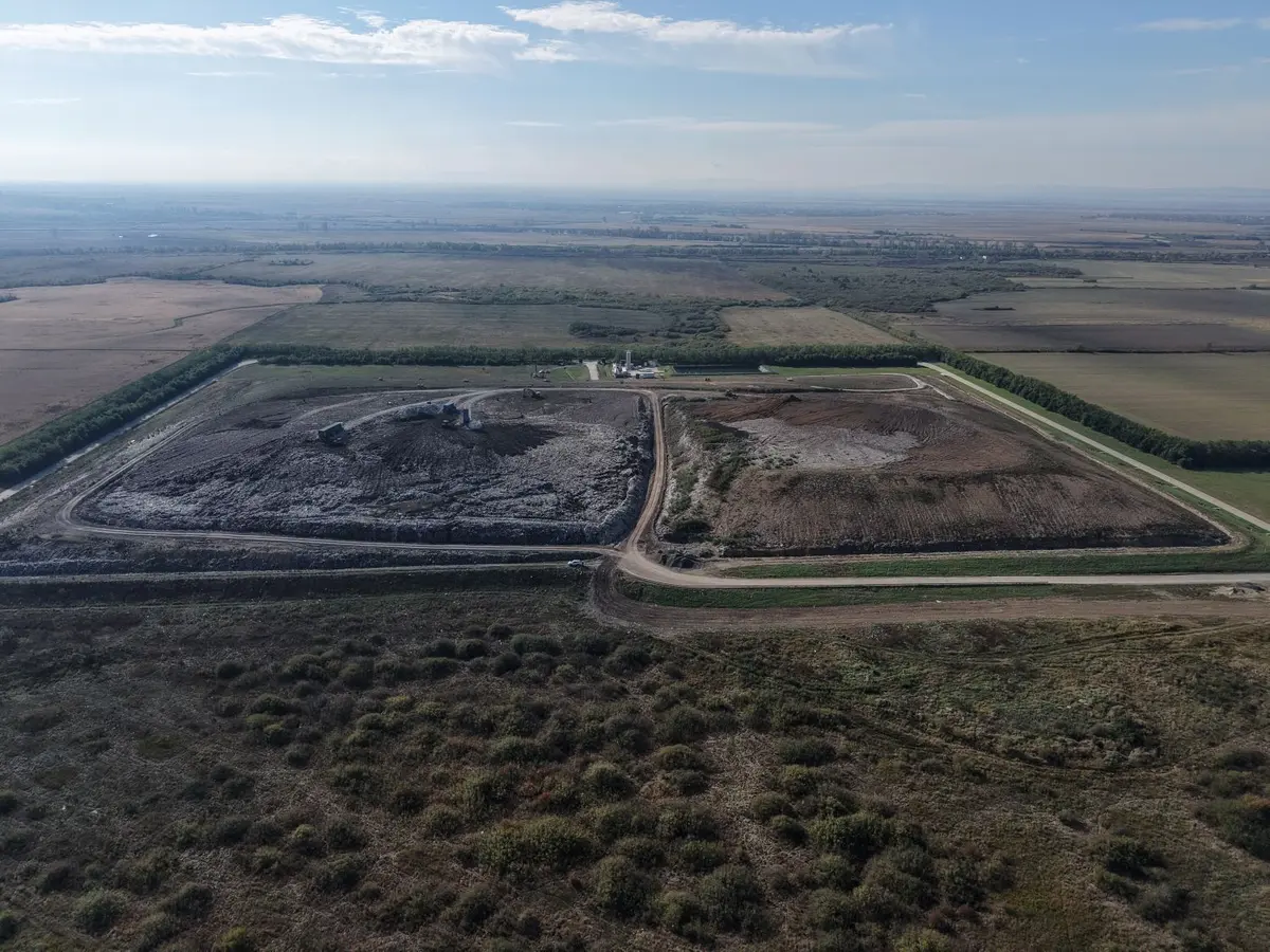 Celula 2, cea cu probleme, în stânga. Celula 1 - închisă - în dreapta