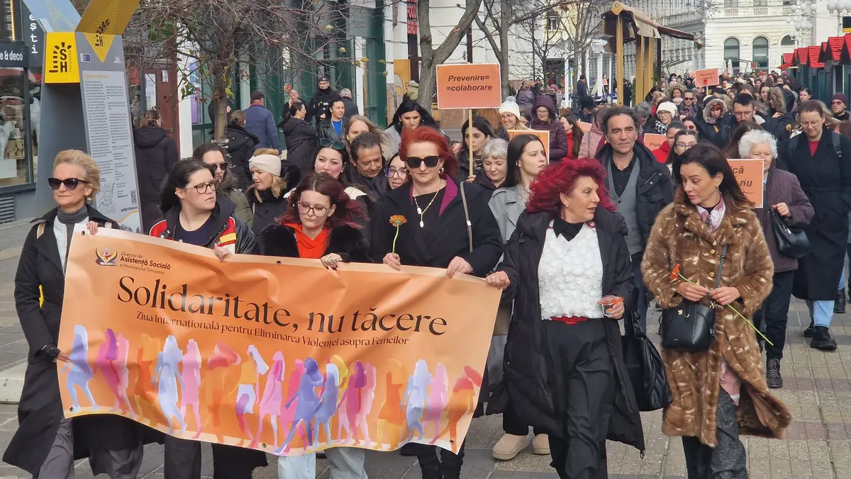 FOTO ȘI VIDEO | Inimă portocalie în centrul Timișoarei: Marș pentru victimele violenței domestice