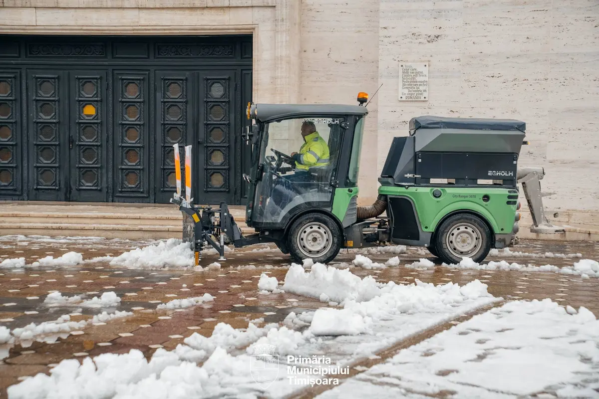 Acțiunile de deszăpezire sunt în desfășurare în Timșoara: peste 50 de tone de material antiderapant, împrăștiate în oraș