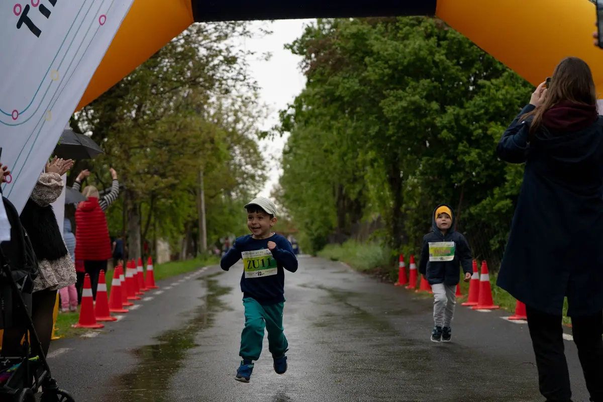 Aproape 300 de copii au alergat în ploaie ca să salveze terenul de sport Mănușarul din Timișoara