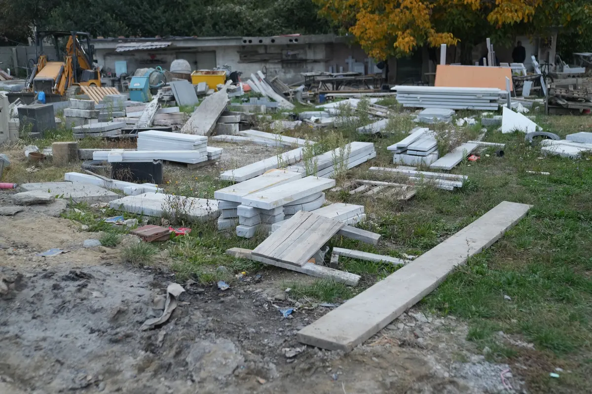 Amendă uriașă pentru gunoiul lăsat în urmă de firma care a administrat Cimitirul din Calea Buziașului