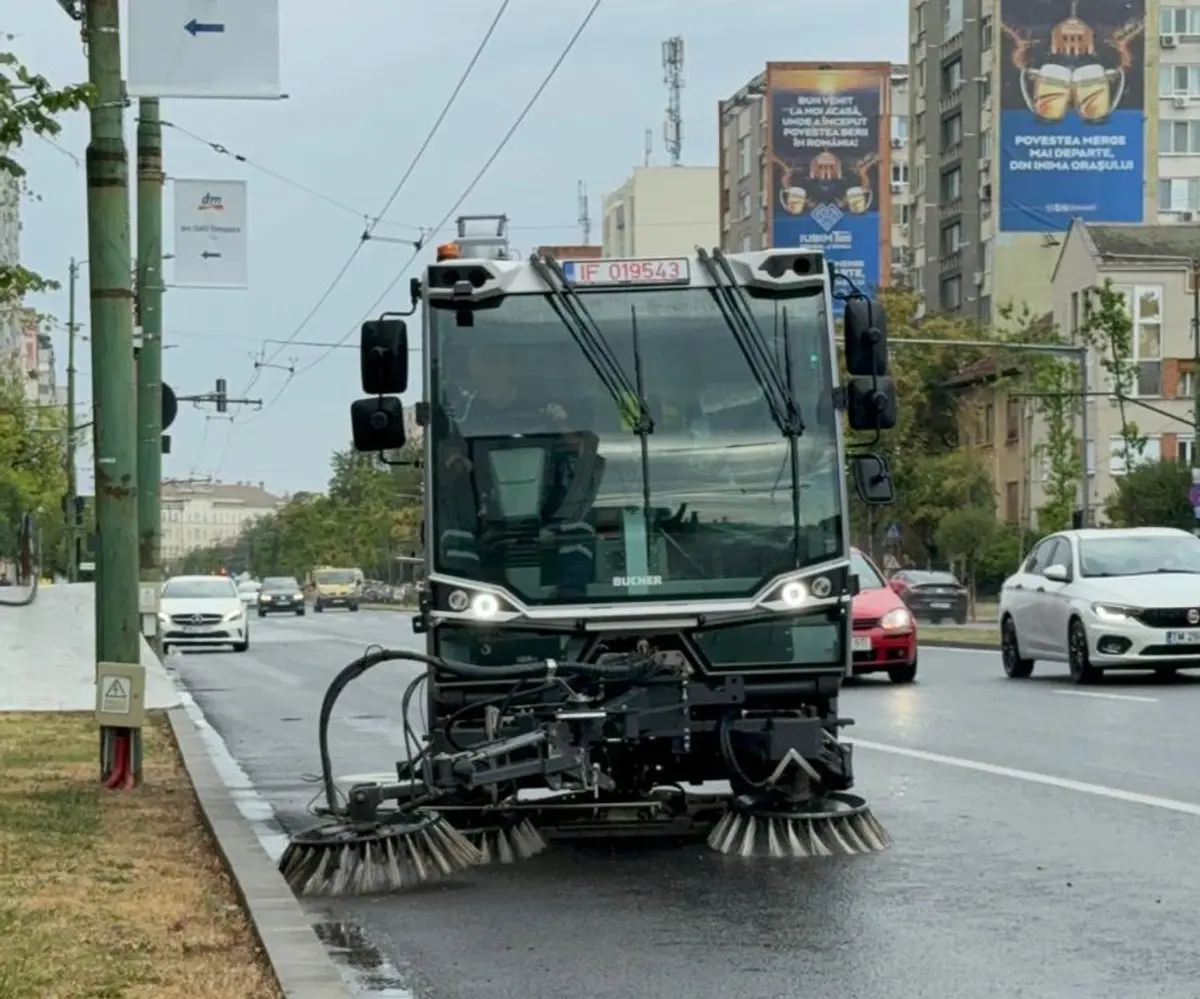 VIDEO | La Timișoara începe curățenia de toamnă. Șoferii trebuie să mute mașinile de pe 18 străzi pentru ca SaluT să poată spăla până la bordură