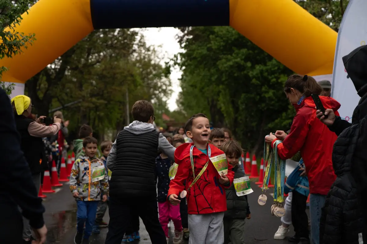 Aproape 300 de copii au alergat în ploaie ca să salveze terenul de sport Mănușarul din Timișoara