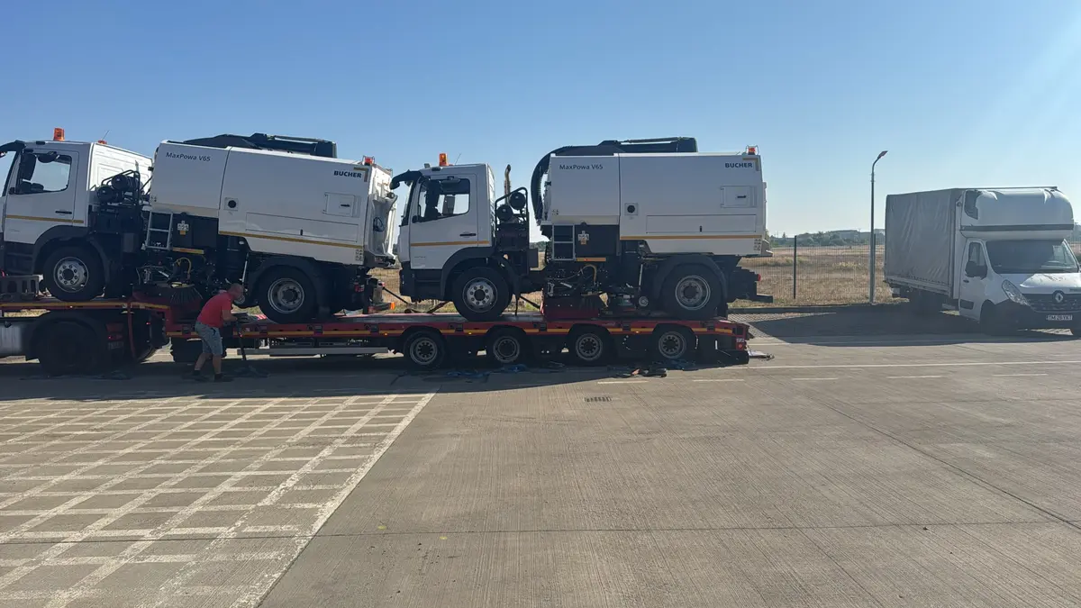 Trei automăturători noi au ajuns la SaluT. Utilajele de capacitate mare vor intra pe străzile Timișoarei după teste