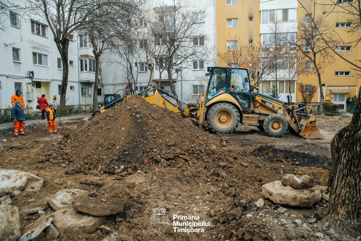 Primăria începe amenajarea a două noi parcări în cartiere