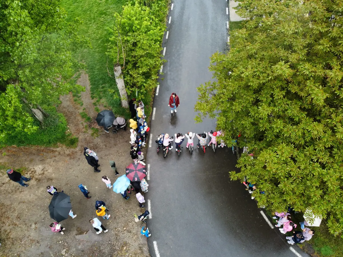 Aproape 300 de copii au alergat în ploaie ca să salveze terenul de sport Mănușarul din Timișoara