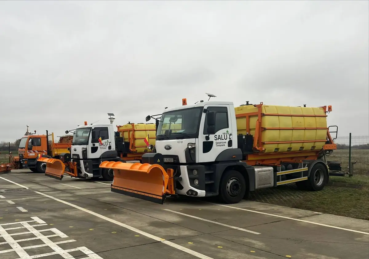 FOTO ȘI VIDEO | Acțiunile de deszăpezire sunt în desfășurare în Timșoara: peste 50 de tone de material antiderapant, împrăștiate în oraș