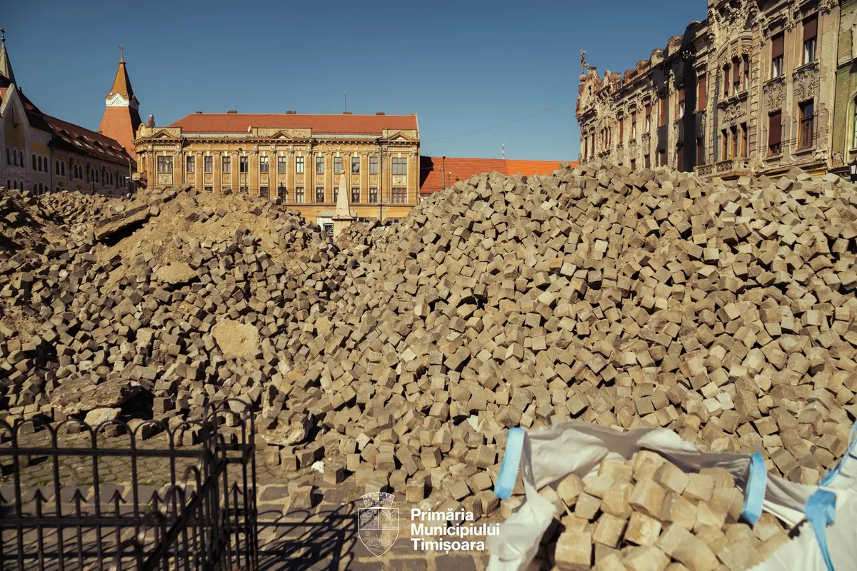 Dominic Fritz clarifică: piatra cubică din Piața Traian nu dispare, va fi refolosită în proiectul de modernizare