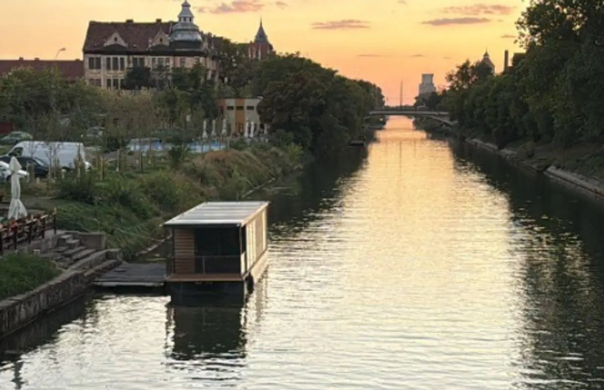 Coșmelia plutitoare de pe Bega a fost lansată la apă. Primăria a demolat pontonul construit ilegal lângă Podul de fier