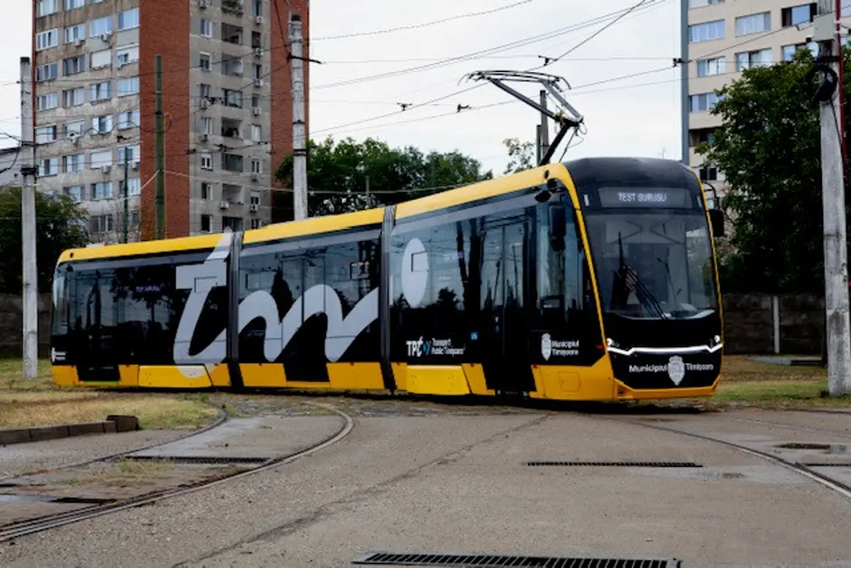 FOTO | A venit tramvaiul „mic” al Timișoarei. Primul Bozankaya din noul lot de 10 a ajuns în oraș