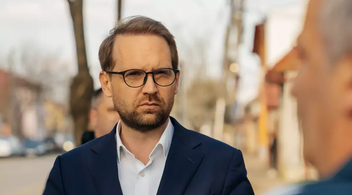 Fritz: Garda de Mediu amenință primăria cu amendă de 100.000 de lei pentru pietrele care împiedică accesul mașinilor pe spațiile verzi
