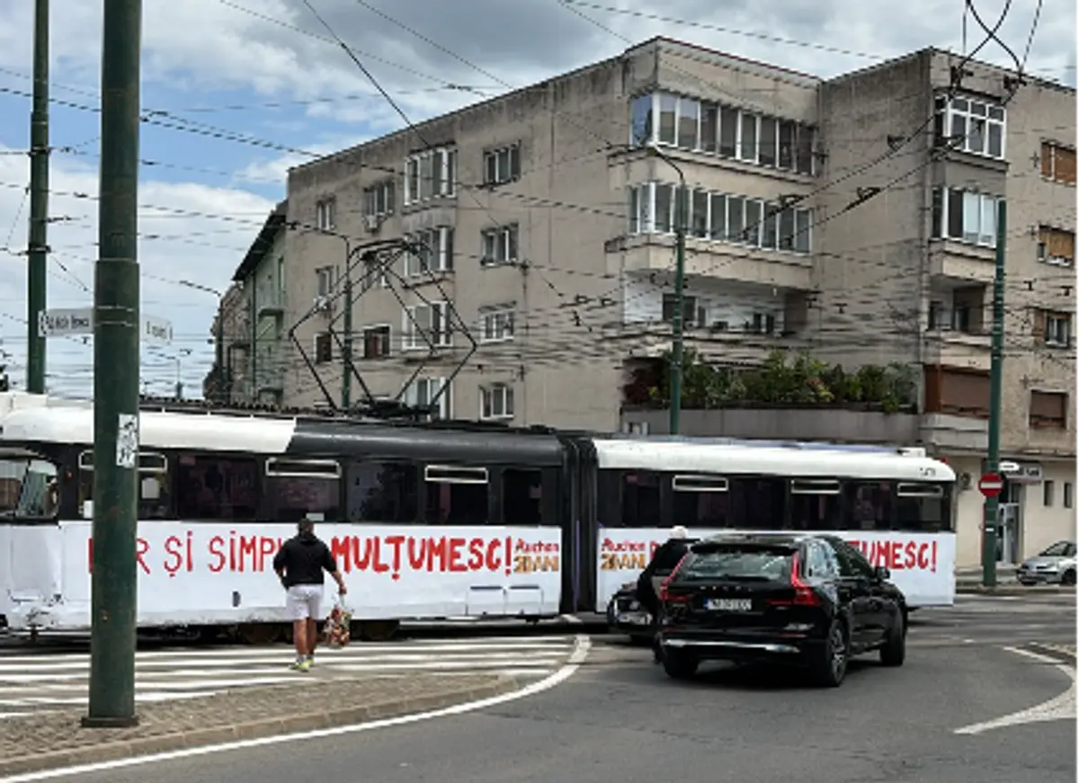 Accident stupid între un tramvai și două mașini în Piața Bălcescu din Timișoara. Șoferița vinovată a ajuns la spital