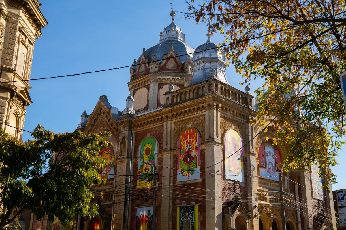 O intervenție artistică inedită readuce Sinagoga din Fabric în atenția timișorenilor