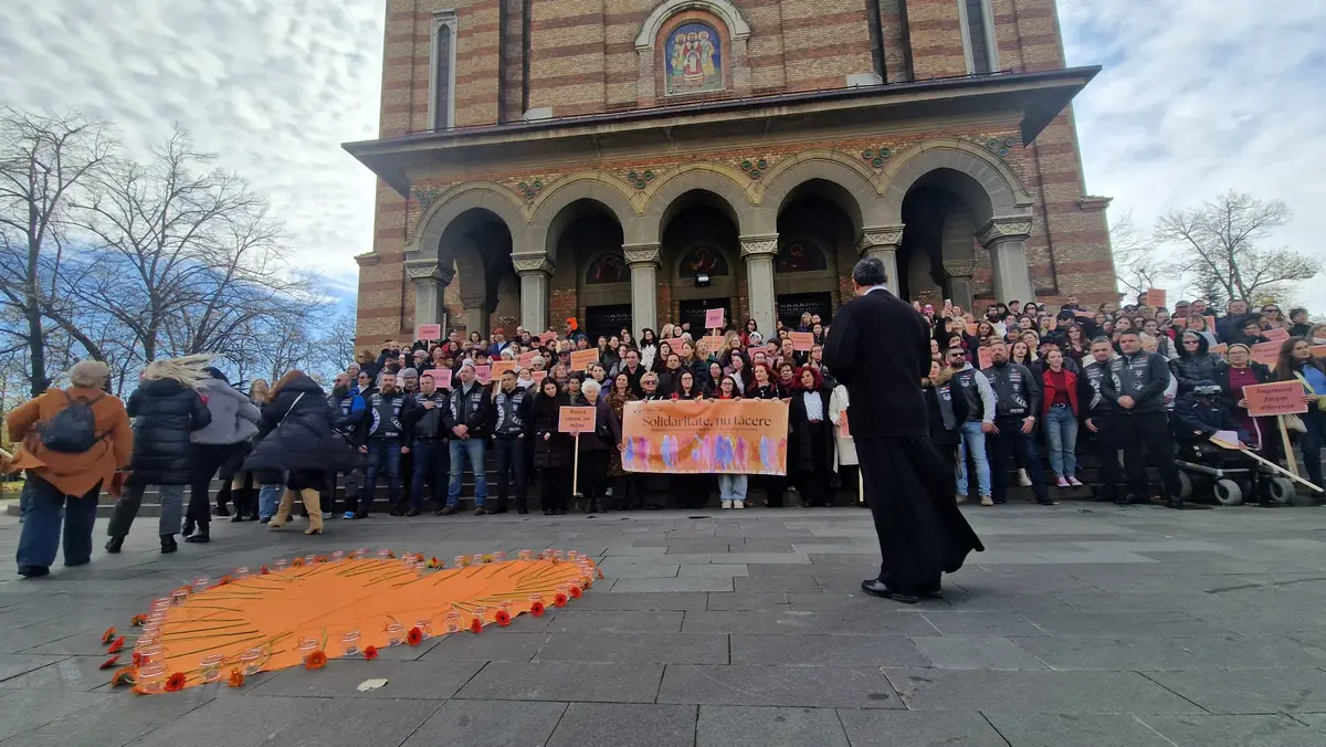 Sute de timișoreni au marșat împotriva violenței asupra femeilor: „Ridică vocea, nu mâna”