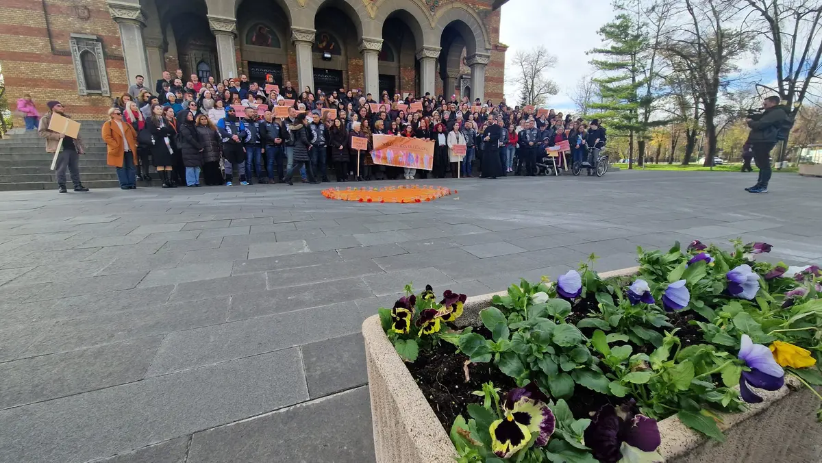 Sute de timișoreni au marșat împotriva violenței asupra femeilor: „Ridică vocea, nu mâna”