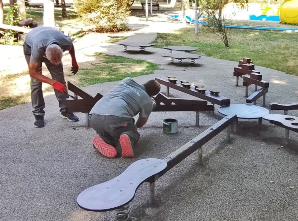 Parcul Copiilor, în „revizie” continuă. Au fost schimbate scara de la căsuța de pe movilă și traseul cu obstacole
