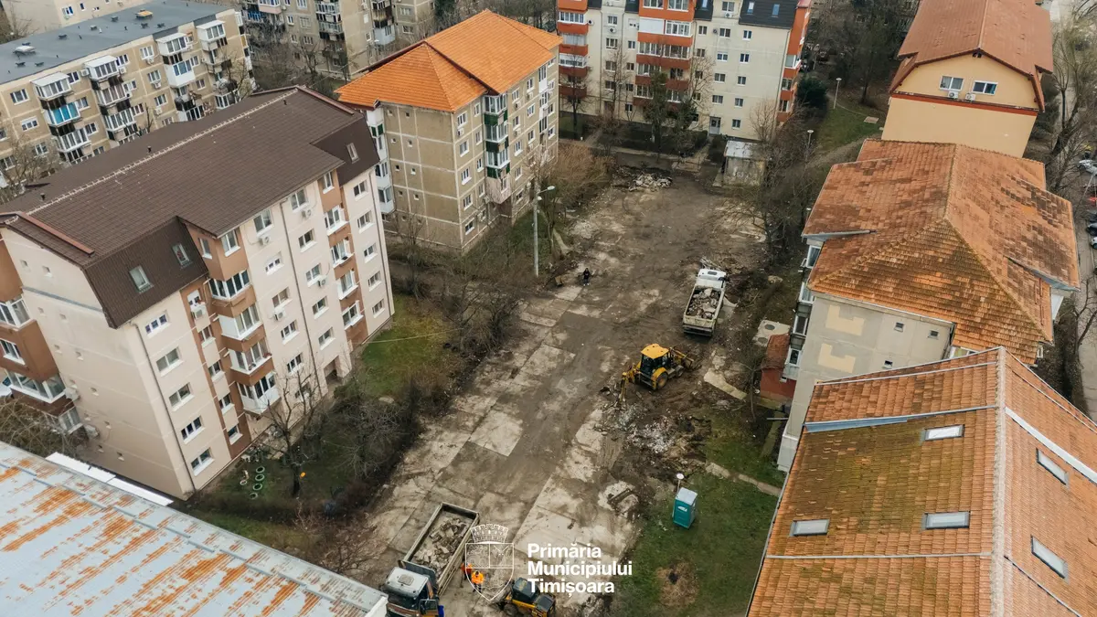 Primăria începe amenajarea a două noi parcări în cartiere