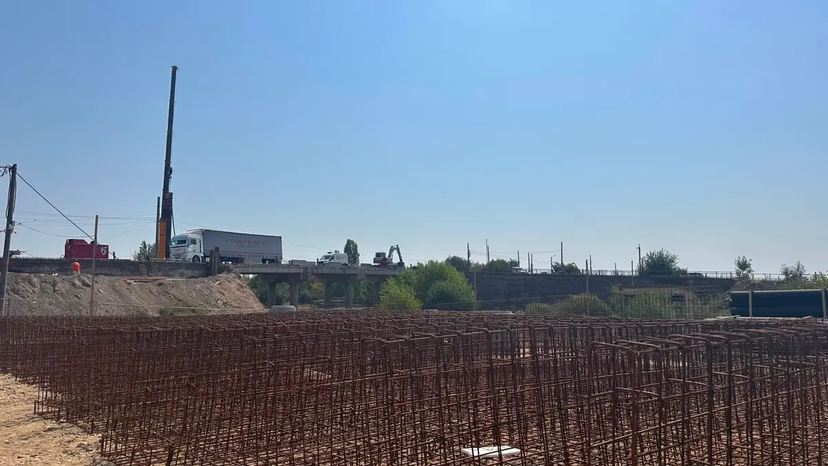 Lucrările la Pasajul Slavici-Polonă avansează. Lațcău: „Se lucrează intens.La sfârșitul anului viitor vom circula pe podurile noi”