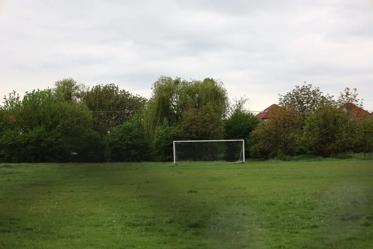 Aproape 300 de copii au alergat în ploaie ca să salveze terenul de sport Mănușarul din Timișoara