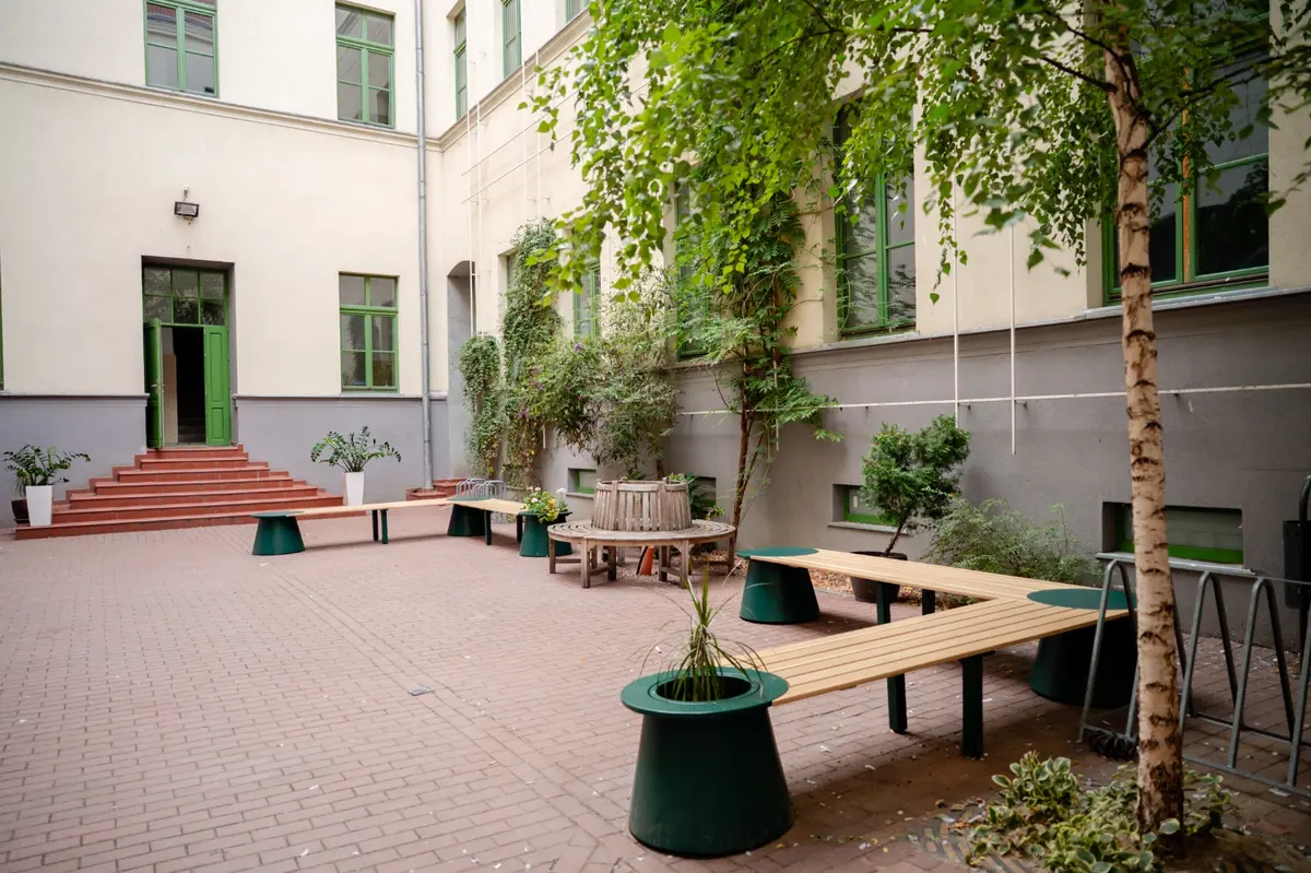 dm România și Asociația Miltonia modernizează infrastructura sportivă a Liceului „Nikolaus Lenau” din Timișoara